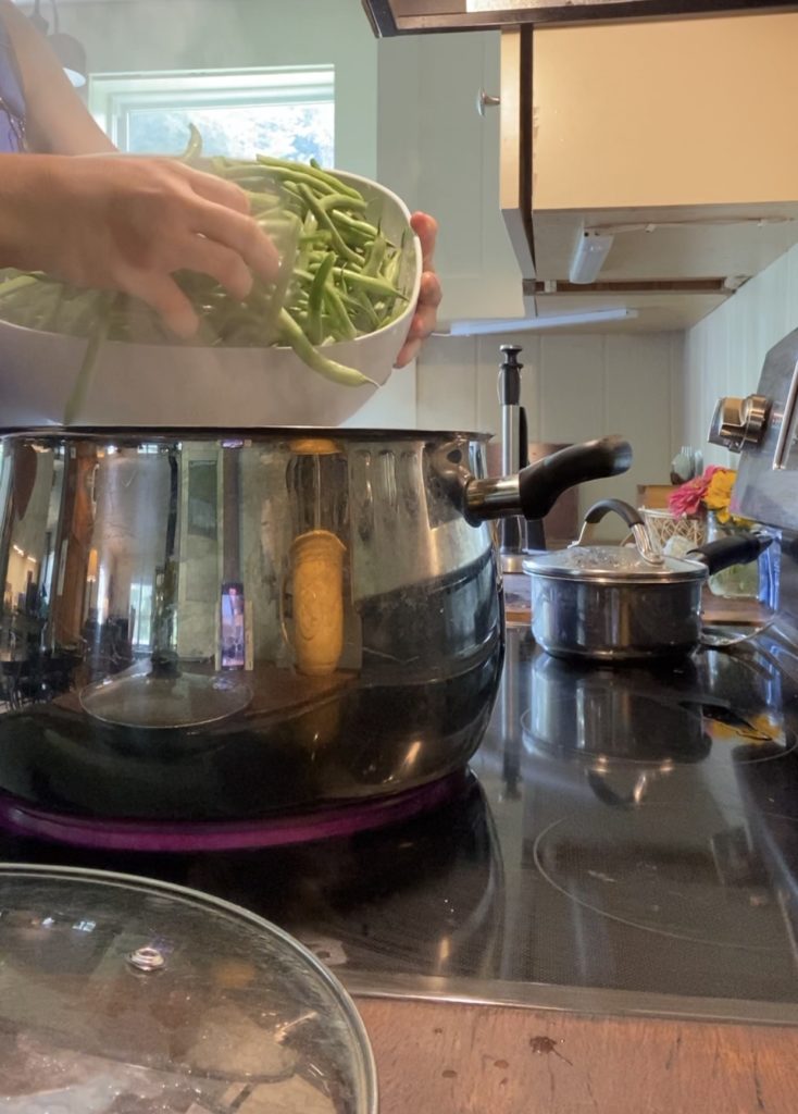 showing the process of how to blanch green beans 